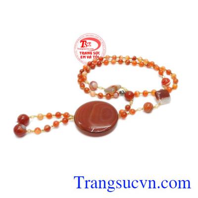 Chuỗi cổ được chế tác từ đá mã não thiên nhiên.