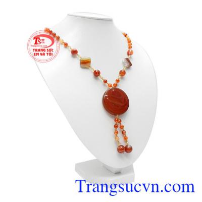 Chuỗi cổ mã não sang trọng được chạm khắc với nhiều kiểu dáng khác nhau và xâu chuỗi thành chuỗi cổ. 