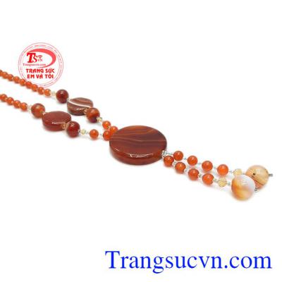 Sản phẩm mang màu sắc đỏ, đỏ cam.