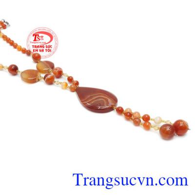 Chuỗi mã não kết hợp từ rất nhiều hạt mã não thiên nhiên dạng tròn.