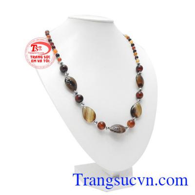 Chuỗi cổ mã não giọt nước mang phong cách cổ điển, quý phái.