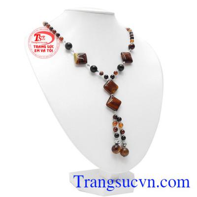 Chuỗi cổ mã não bình an được chế tác từ các hạt mã não thiên nhiên dạng tròn và vuông.