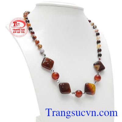 Chuỗi cổ mã não may mắn mang tới thiết kế trẻ trung, năng động.