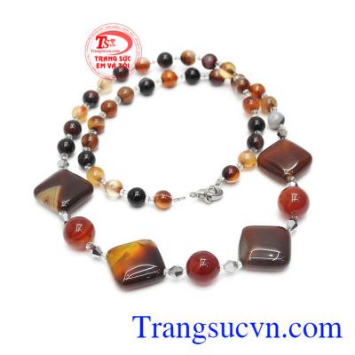 Chuỗi mã não thiên nhiên mang đến cho người đeo sự may mắn và bình an.