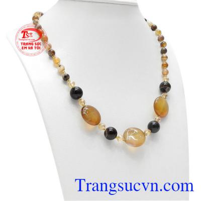 Chuỗi cổ mã não tinh tế được chế tác từ các hạt mã não kiểu tròn.