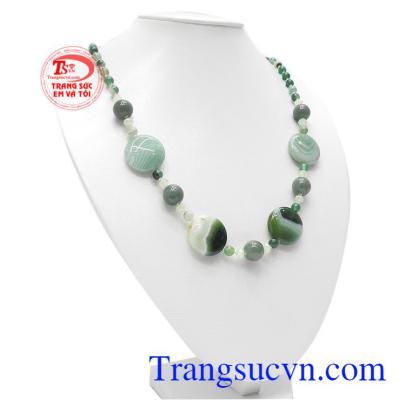 Chuỗi cổ mã não vân xanh ngọc được chế tác từ đá mã não thiên nhiên.