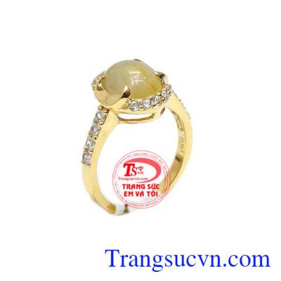 Nhẫn nữ saphiaNhẫn nữ saphia sang trọng là sản phẩm nhẫn nữ được chế tác tinh tế được trang trí thêm đá lấp lánh sang trọng