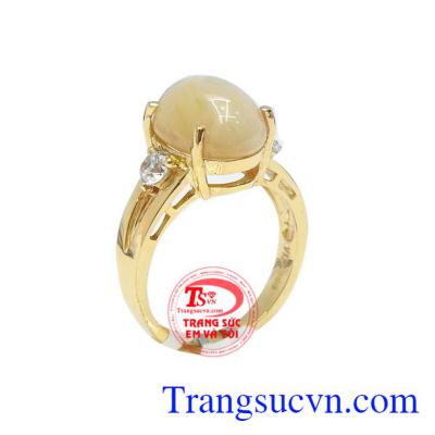 Nhẫn nữ saphia tinh tế là sản phẩm được gắn đá saphia thiên nhiên, điểm xuyết thêm đá cz lấp lánh