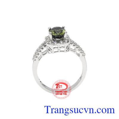 Nhẫn nữ Saphir vàng trắng được thiết kế tinh tế, sang trọng và đầy quyến rũ.