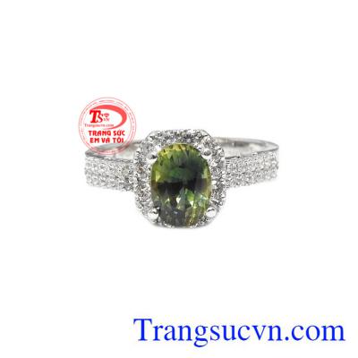 Sản phẩm kết hợp từ Saphir thiên nhiên và vàng trắng 14k đảm bảo độ bền đẹp.