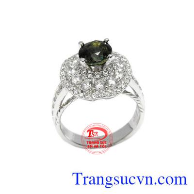 Nhẫn nữ Saphir quý phái được kết hợp từ saphir thiên nhiên và vàng trắng 14k sáng bóng.