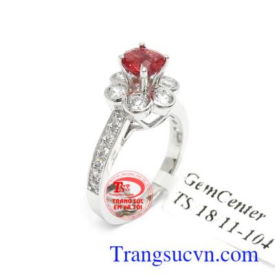 Nhẫn nữ Spinel vàng trắng sang trọng đem lại sự nhẹ nhàng, quý phái và phong cách của phái đẹp