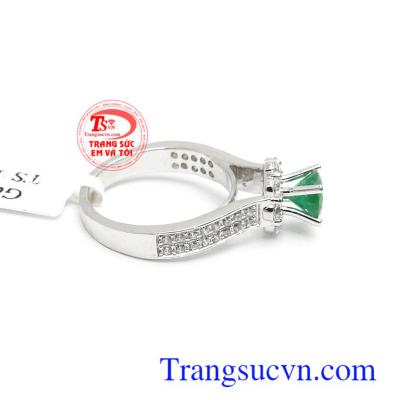 Nhẫn nữ đá quý là món quà ý nghĩa dành tặng người bạn yêu thương