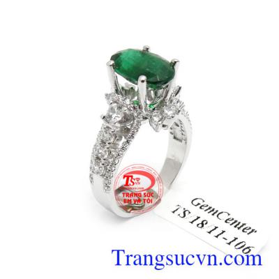 Nhẫn nữ vàng trắng Emerald bình an trong phong thủy có tác dụng mang lại hy vọng, may mắn, sức khỏe và thành công cho người đeo
