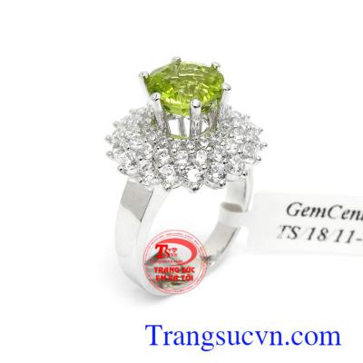 Nhẫn nữ vàng trắng Peridot hi vọng là viên đá tượng trưng cho sức sống và niềm hi vọng, thể hiện ước mơ về một thế giới xanh tươi, yên bình