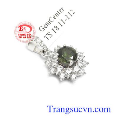 Mặt dây chuyền Sapphire cát lộc với Sapphire là viên đá của tình yêu, tri thức và sự toàn vẹn vì vậy đeo Sapphire bên mình sẽ mang lại nhiều may mắn, thành công và hạnh phúc cho mỗi người