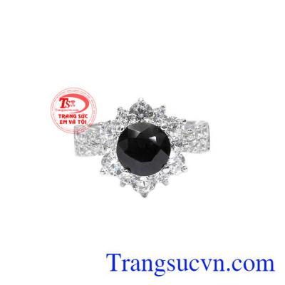 Nhẫn nữ Saphir quyến rũ được chế tác từ saphpir thiên nhiên và vàng tây 14k.