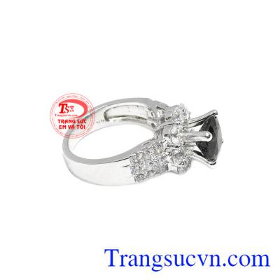 Nhẫn nữ Saphir đẹp được chết tác từ saphir thiên nhiên và vàng trắng 14k.
