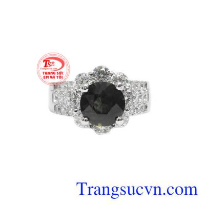 Thiết kế sang trọng, quý phái làm tôn lên nét đẹp của người phụ nữ.