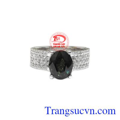 Nhẫn nữ Saphir mạnh mẽ được chế tác từ saphir thiên nhiên và vàng trắng 14k.