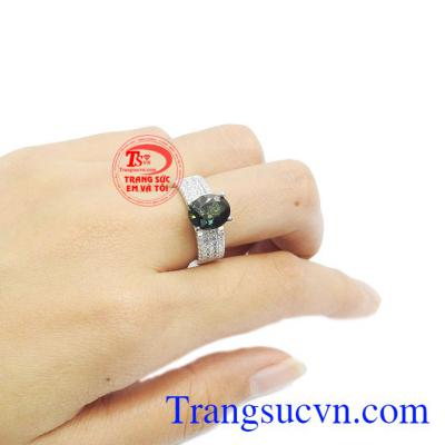 Thiết kế chắc khỏe, cổ điển cho người đeo thể hiện cá tính.