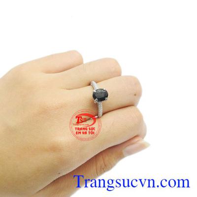 Sản phẩm kết hợp từ saphir thiên nhiên và vàng trắng 14k sáng bóng.
