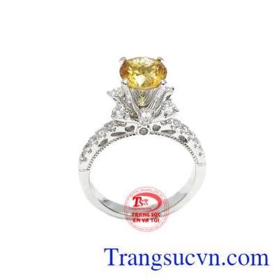Nhẫn nữ thạch anh vàng kiêu sa được chế tác từ thạch anh vàng thiên nhiên và vàng trắng 14k sáng bóng.