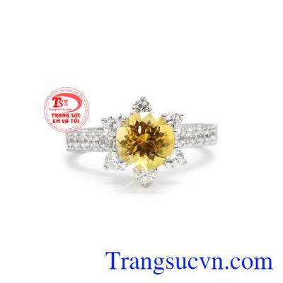 Thiết kế với hình bông hoa, điểm nhấn là viên thạch anh vàng lấp lánh mang đến cho người dùng sự sang trọng và quý phái.