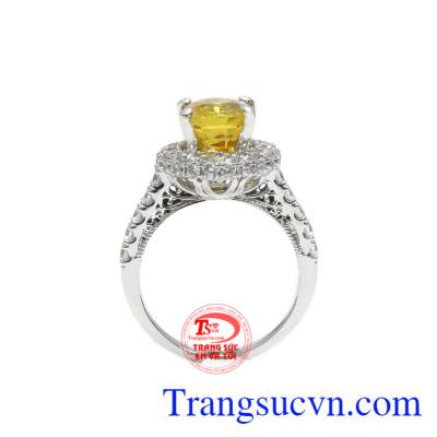 Nhẫn nữ sapphir vàng thiên nhiên được chế tác với kiểu dáng sang trọng và quyến rũ.