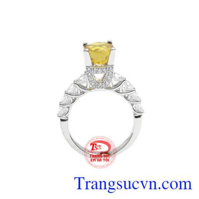 Nhẫn nữ sapphir vàng tinh tế mang đến cho người dùng một sản phẩm mới lạ và quyến rũ.