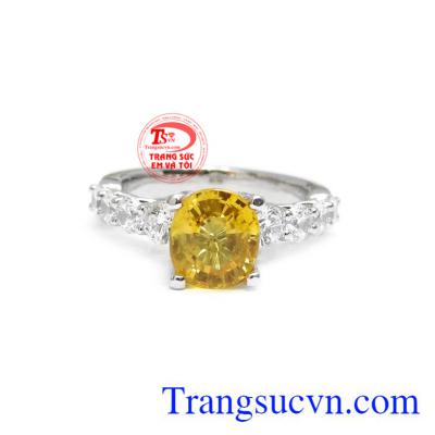 Màu sắc sapphir vàng sang trọng thể hiện cho sự giàu có và thịnh vượng.