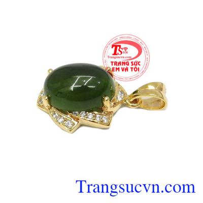 Ngọc nephrite tượng trưng cho sự quyền quý, cao sang. Mặt dây chuyền nephrite đẹp