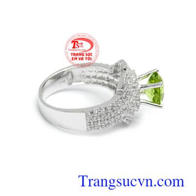 Nhẫn nữ Peridot 14k tài lộc với Peridot thiên nhiên được coi là viên đá của mặt trời, màu xanh của hi vọng sẽ xua đi nỗi sợ hãi, mang lại sự may mắn trong cuộc sống và tình yêu