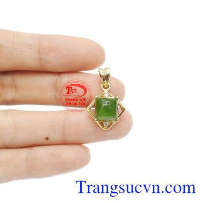 Với thiết kế nhỏ xinh, sang trọng giúp cho bạn gái luôn tỏa sáng. Mặt dây nepherite tinh tế