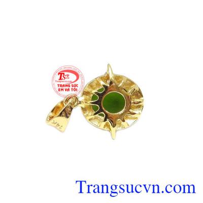 Mặt dây nepherite nữ hoàng với thiết kế nổi bật, sang trọng và quý phái. 