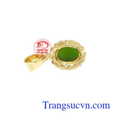 Mặt dây nepherite sang trọng là sự kết hợp ngọc cẩm thạch thiên nhiên và vàng tây 14k.