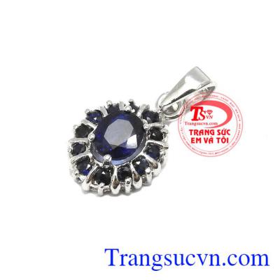 Sapphire là biểu tượng của tình yêu, hôn nhân bền vững, giàu có và lòng chung thủy. Mặt dây sapphire sang trọng