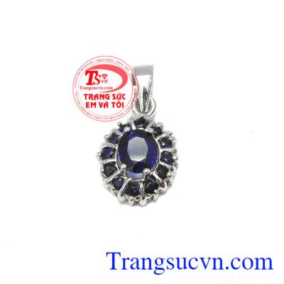 Mặt dây sapphire sang trọng là sản phẩm đá sapphire thiên nhiên, có giấy kiểm định