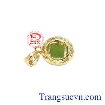 Mặt dây nepherite duyên dáng được chế tác từ ngọc cẩm thạch thiên nhiên và vàng tây 14k.