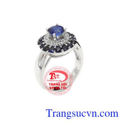 Nhẫn nữ sapphire quý tộc là sản phẩm đá thiên nhiên, có giấy kiểm định