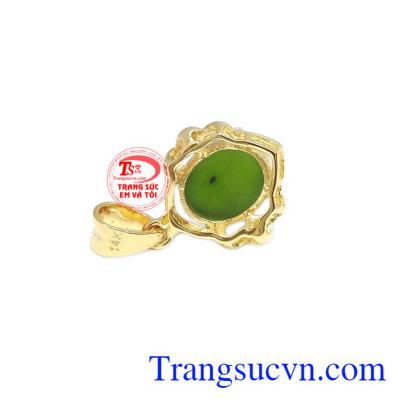 Mặt dây nepherite quý phái được chế tác từ vàng tây 14k và ngọc cẩm thạch thiên nhiên.