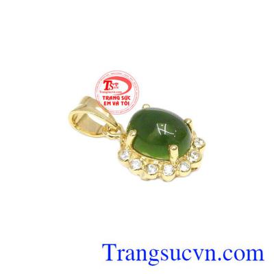 Mặt dây nepherite kiêu sa được chế tác từ ngọc cẩm thạch thiên nhiên và vàng tây 14k bền đẹp, sáng bóng.