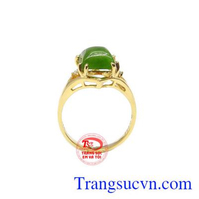 Nhẫn nepherite tinh tế được kết hợp từ ngọc cẩm thạch thiên nhiên cùng vàng tây 14k sáng bóng.