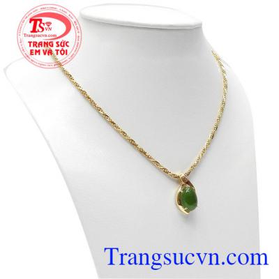 Ngọc nephrite là loại ngọc quý rất được các tầng lớp vua chúa, quan lại ở Trung Quốc xem như là bảo bối, mang lại nhiều may mắn. Bộ dây chuyền nephrite tinh tế
