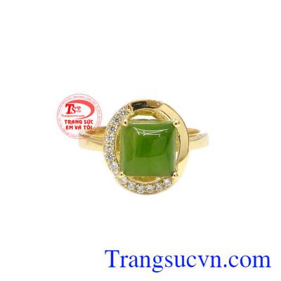 Sản phẩm kết hợp ngọc cẩm thạch và vàng tây 14k bền đẹp.