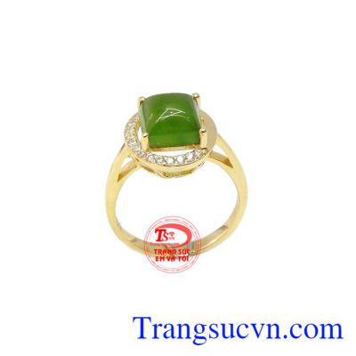 Nhẫn nepherite duyên dáng với thiết kế mang phong cách sang trọng và đẹp mắt giúp tăng phần quyến rũ cho người dùng.
