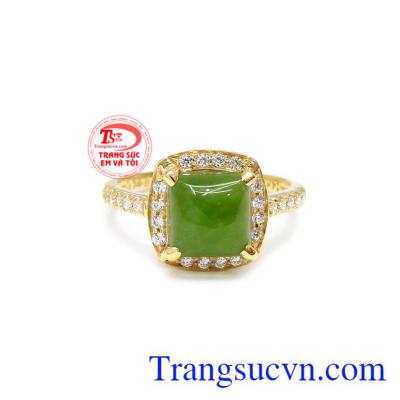 Nhẫn nepherite đẳng cấp được chế tác từ ngọc cẩm thạch thiên nhiên và vàng tây 14k bền đẹp. 