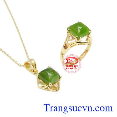 Bộ trang sức nepherite tinh tế là sự kết hợp từ nhẫn, mặt dây và dây chuyền.