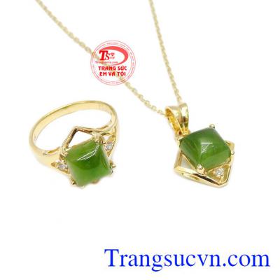 Sản phẩm chế tác từ vàng tây và ngọc cẩm thạch thiên nhiên. Bộ trang sức nepherite tinh tế