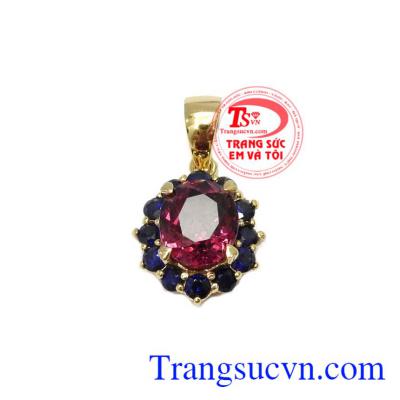 Mặt dây granat thiên nhiên là sản phẩm đẹp được kết hợp cùng đá sapphire thiên nhiên, có giấy kiểm định